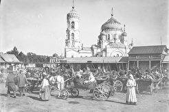 Базар возле Успенского собора (1901)