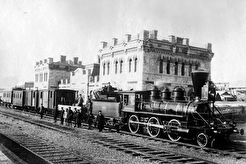 Поезд на фоне вокзала (1900)