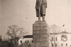 У памятника Ленину (1960)