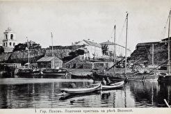 Лодочная пристань на реке Великой (1900)