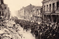 Калона палонных чырвонаармейцаў на вуліцы Савецкай (1941)