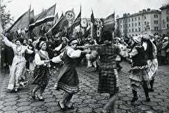 Молодежь на первомайской демонстрации на площади Ленина (1968)