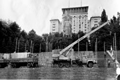 Підготовка сцени на головній площі столиці (1991)