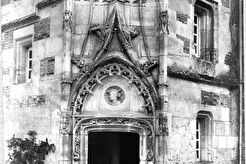 Mortrée. Le Château d'O. Porte de la tour d'angle sud-ouest dans la cour d'honneur (1865)