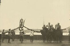 Николай II на Дворцовой набережной в группе генералов (1905)