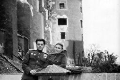 У западной подпорной стены Королевского замка (1945)