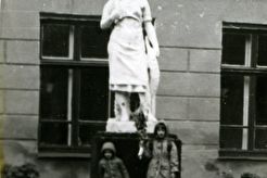 Скульптура у школы. (1960)
