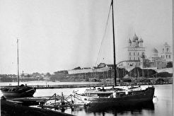 Баржи и суда у моста через реку Великую (1900)