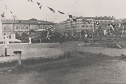 Истребитель-полутораплан И-15 БИС у памятника Жертвам интервенции.. (1940)