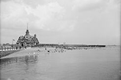 Bathing at City Point (1900)