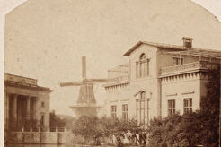 De Willemspoort (links) en het Stationskoffiehuis (achterzijde) gezien vanaf het bolwerk Westerbeer in zuidelijke (1859)