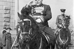 Маршал Р.Я. Малиновский принимает парад (1947)
