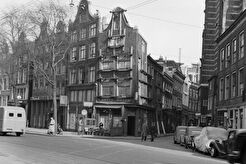 Gravenstraat 24-32, links Nieuwezijds Voorburgwal 103-121 en rechts Gravenstraat 19 (1940)