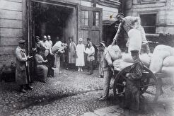 Дом ученых. Разгрузка продовольствия (1920)
