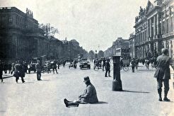 Auf dem Platz zwischen Kronprinzenpalais und Zeughaus (1920)
