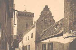 Straße mit Blick auf den Rheinturm mit alten Häusern (heute Rheinstraße), Zons (1903)