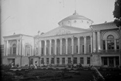 Усадьба Останкино. Вид центральной части Шереметевского дворца со стороны парка (1930)
