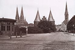 Alter Hauptbahnhof, Holstentor, St. Marien und St. Petri (1879)