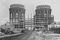 Вид Крестовских башен с северной стороны во время начала разборки лесов (1892)