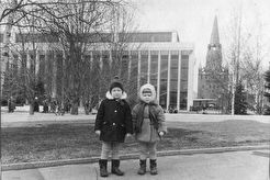 У Кремлевского Дворца съездов (1970)