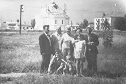 У Екатерининской церкви (1960)