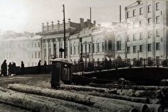 У Большого Конюшенного моста (1930)