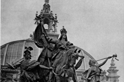 Die Germania über dem Mittelbau-Giebel der Westseite des Reichstages (1894)