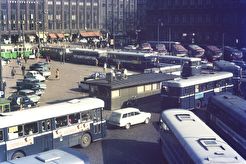 Liikennettä Kaivokadulla ja Rautatientorilla (1960)