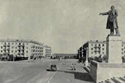 Центральная площадь с памятником В.И. Ленину (1960)