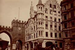 Karlstor / Нойхаузер штрассе 20. Слева Карловы ворота (1904)