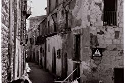 Donna tra le rovine di Agrigento (1943)