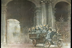 У ворот Зимнего дворца (1920)