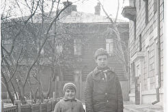 Двор дома на Чаплыгина, 48. Вид на диспансер (1960)