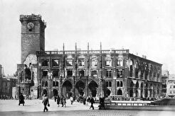 Východní křídlo Staroměstské radnice po požáru (1945)