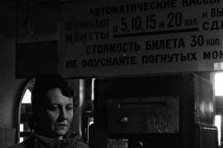 Покупка билета в метро на станции Охотный ряд (1940)