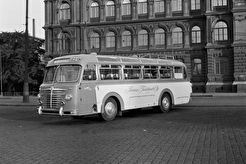 Suomen Turistiauto Oy:n linja-auto Ateneumin edessä (1960)