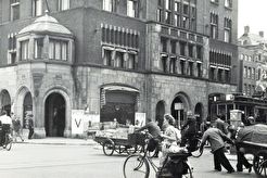 Dam 23-31. Rechts het Rokin (1941)
