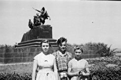 У памятника Чапаеву (1960)