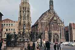 Nürnberg. Hauptmarkt mit Schönem Brunnen und Liebfrauenkirche (1965)