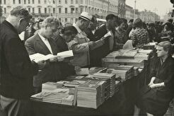 Книжный базар у Дома книги на Невском проспекте (1970)
