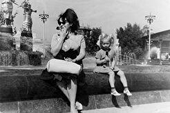 У фонтана "Дружба народов" (1970)