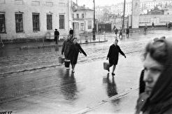 Девушки с ведрами перебегают улицу 25 Октября (1960)