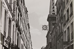 Rue Saint-Louis-en l'île, vue prise à la hauteur du n° 25 (à droite), vers l'est (1940)