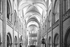 Caen. Église Saint-Étienne : Vue générale de la nef (1865)