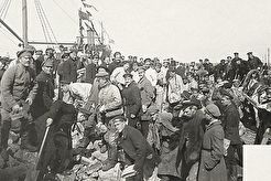 На субботнике по разборке ограды Собственного сада (1920)