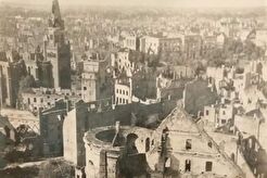 Вид с замковой башни на руины (1945)