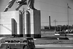 У Скульптуры "Рабочий и колхозница" (1940)