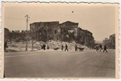 Киевляне на углу Крещатика и улицы Институтской (1941)