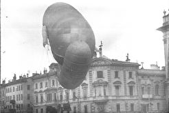 Аэростат над улицей Халтурина (1920)