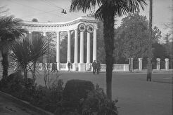 Пионерский парк. Колоннада на входе (1960)